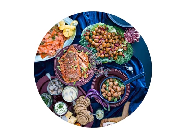 Húsgolyók és egyéb ételek terített asztalon.