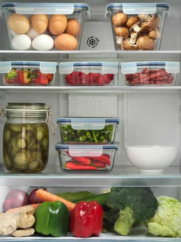 Hűtő belső tárolókkal és IKEA 365+ dobozokkal.
