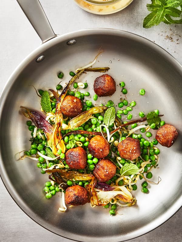 HUVUDROLL golyókat látunk zöldségek társaságában egy serpenyőben.