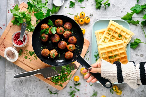 HUVUDROLL Plant Balls von IKEA werden knusprig gebraten und als Topping für vegetarische herzhafte Waffeln verwendet.