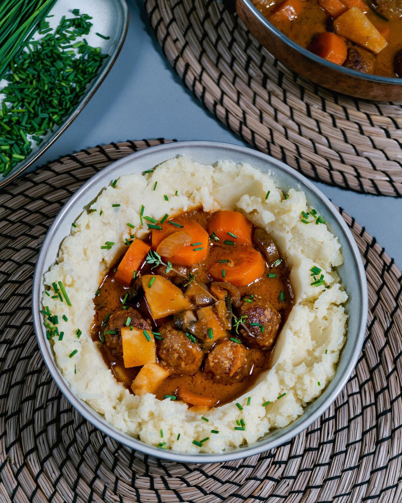 HUVUDROLL with mashed potatoes and creamy gravy