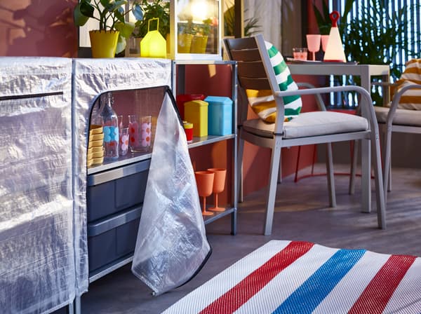 HYLLIS غطاء شفاف من ايكيا مقاوم لعوامل الطقس نصف مفتوح، يوفر الحماية للأشياء المخزنة موضوع على عربة HYLLIS.