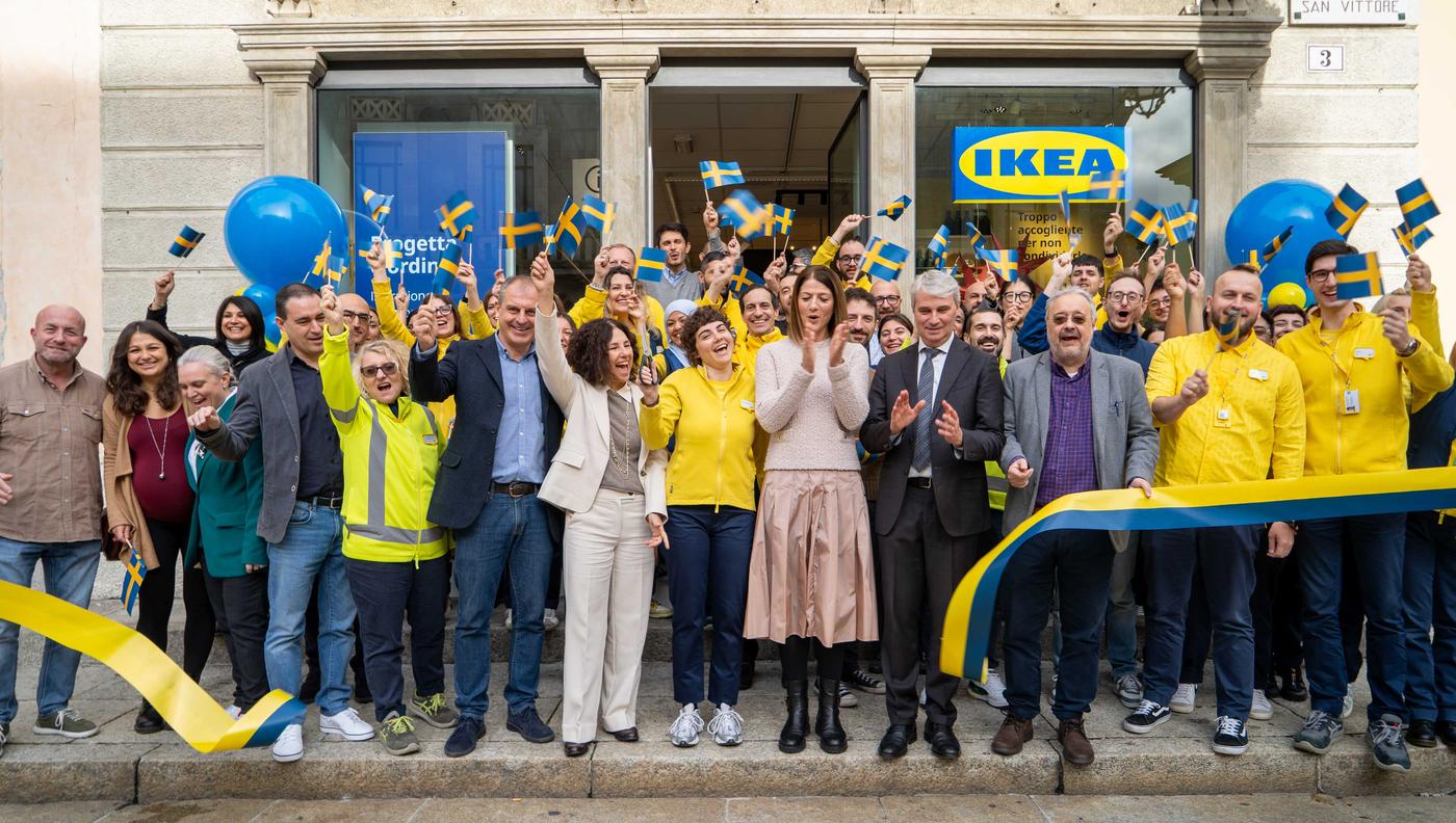 I collaboratori del negozio IKEA tagliano il nastro davanti al nuovo IKEA plan and order point.