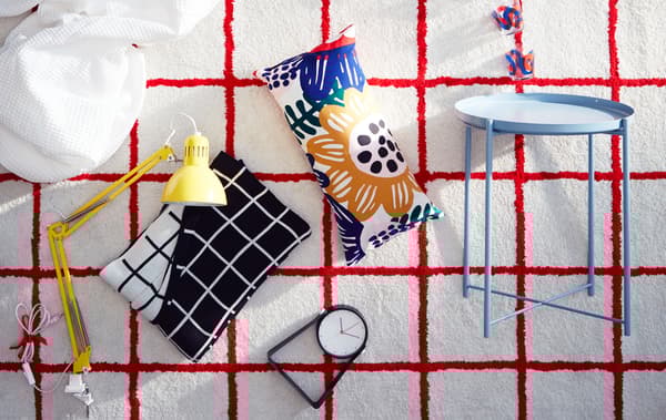 I prodotti abbinati per ricreare questo stile sullo sfondo di un tappeto bianco a quadri rossi SIMESTED - IKEA