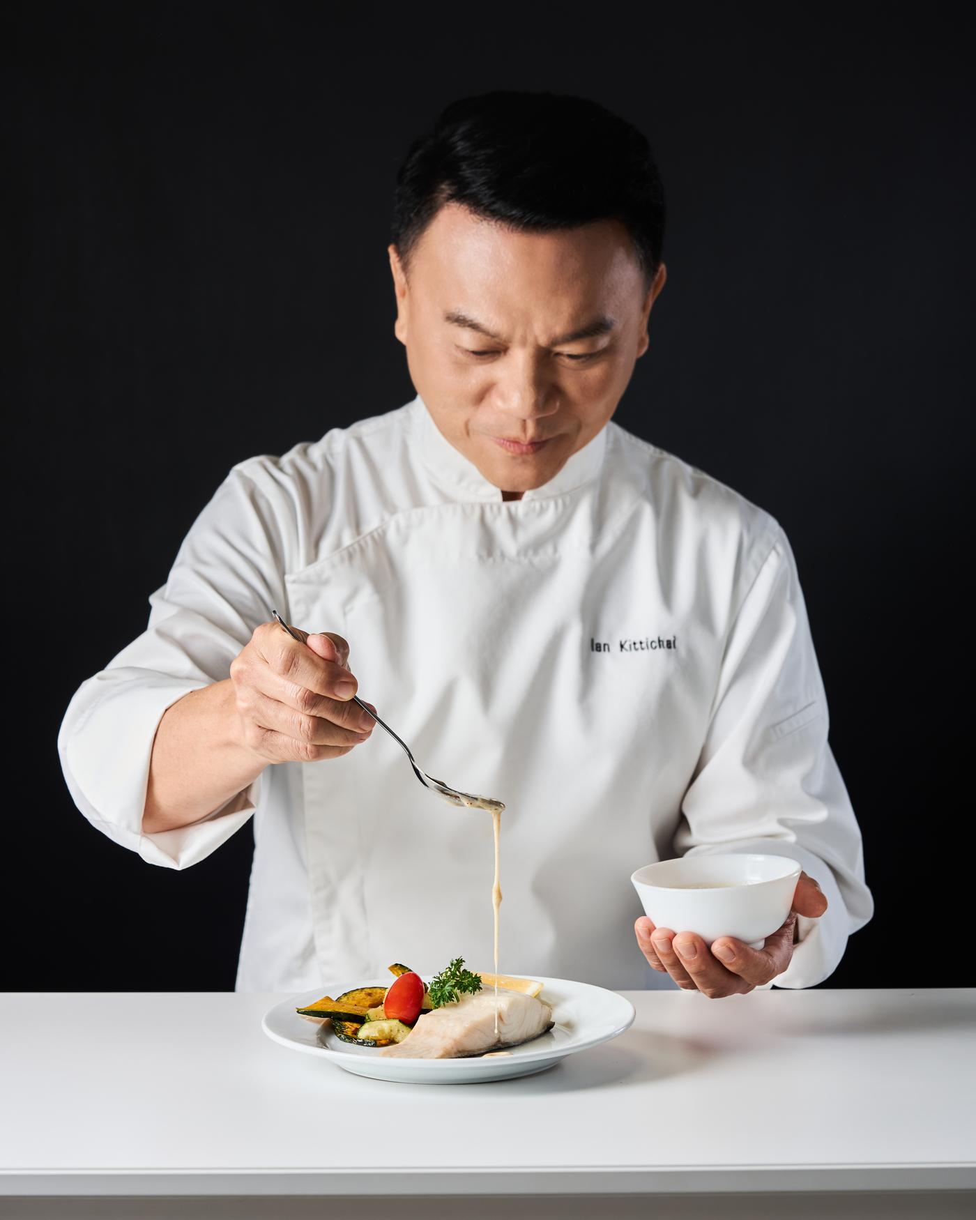 เชฟเอียน คือ เชฟพงษ์ธวัช เฉลิมกิตติชัย (Ian Kittichai) หนึ่งในเชฟชั้นนำของประเทศไทยและเป็นเชฟที่มีชื่อเสียงระดับสากลครับ เชฟกระทะเหล็ก ประเทศไทย (Iron Chef Thailand) [en.wikipedia.org]
กรรมการในรายการ MasterChef Thailand, MasterChef Junior Thailand [en.wikipedia.org]
ร่วมรายการทำอาหารอีกหลายรายการ เช่น Hell’s Kitchen Thailand