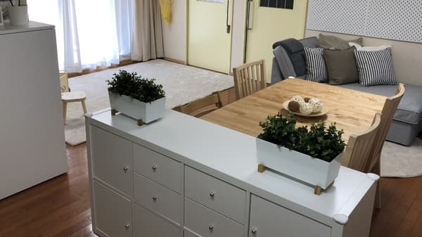 白いチェストで区切られたダイニングスペース。