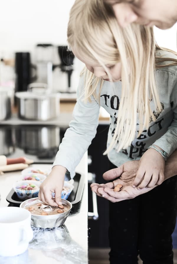 Ida loves decorating cakes.