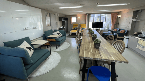 長いダイニングテーブルとソファが並んでいる。