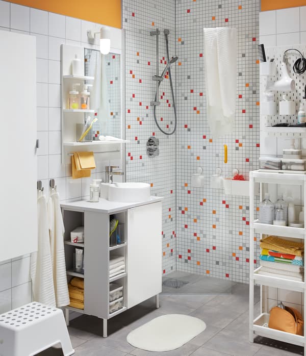 Ideas en decoración de baños pequenos: xoga coas cores