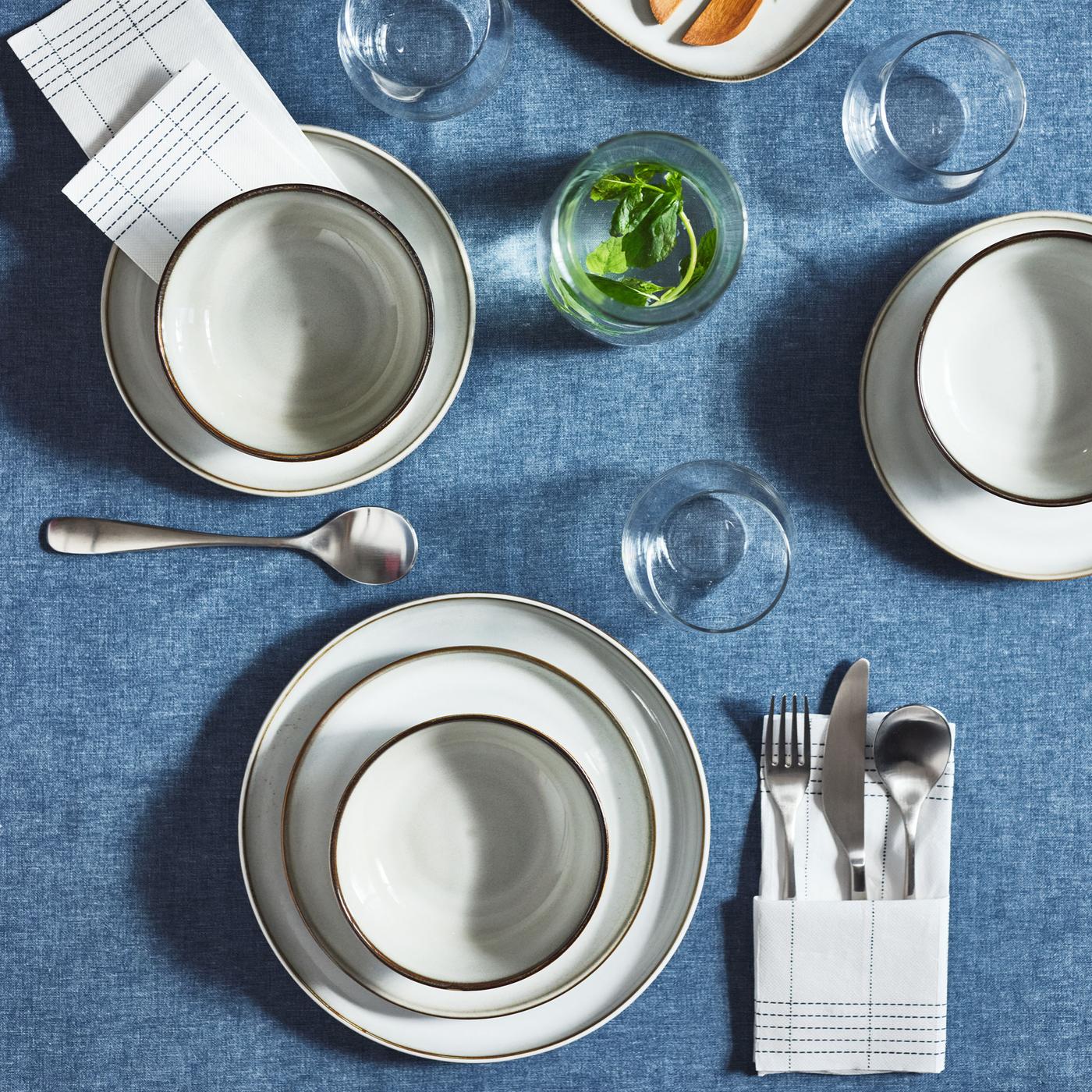 Ideas for add life to simple table setting ideas by mixing materials.