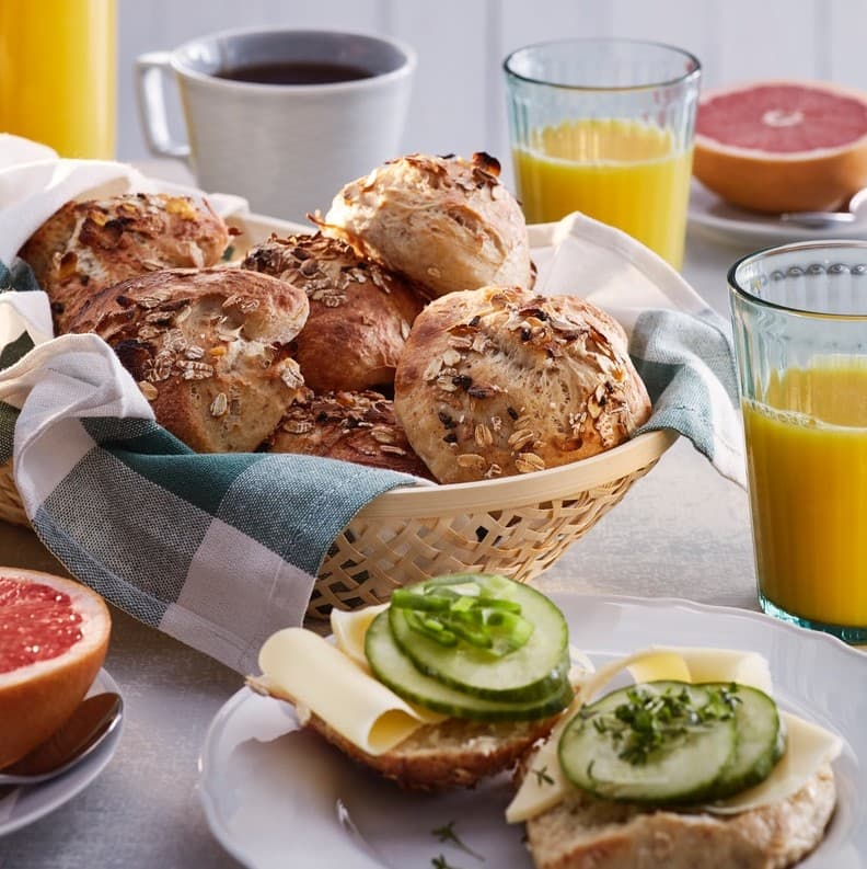 Ideas for cold-fermented buns with muesli and salt flakes.