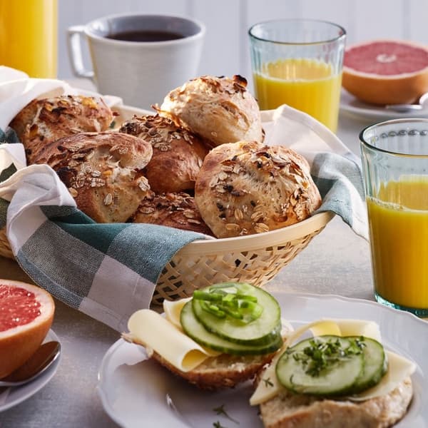 Ideas for cold-fermented buns with muesli and salt flakes.