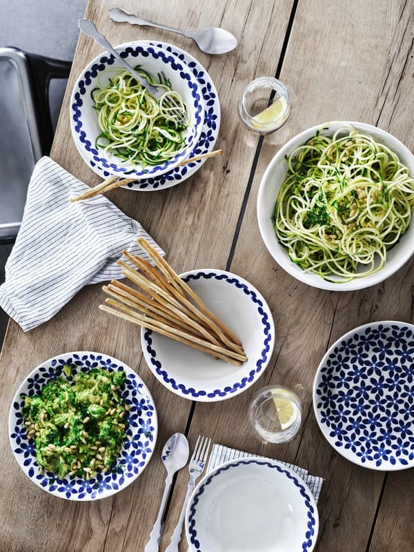 ideas for decorating the table in a rustic style