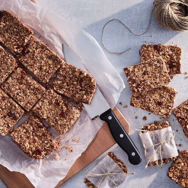 Ideas for granola bars with dates and cranberries.
