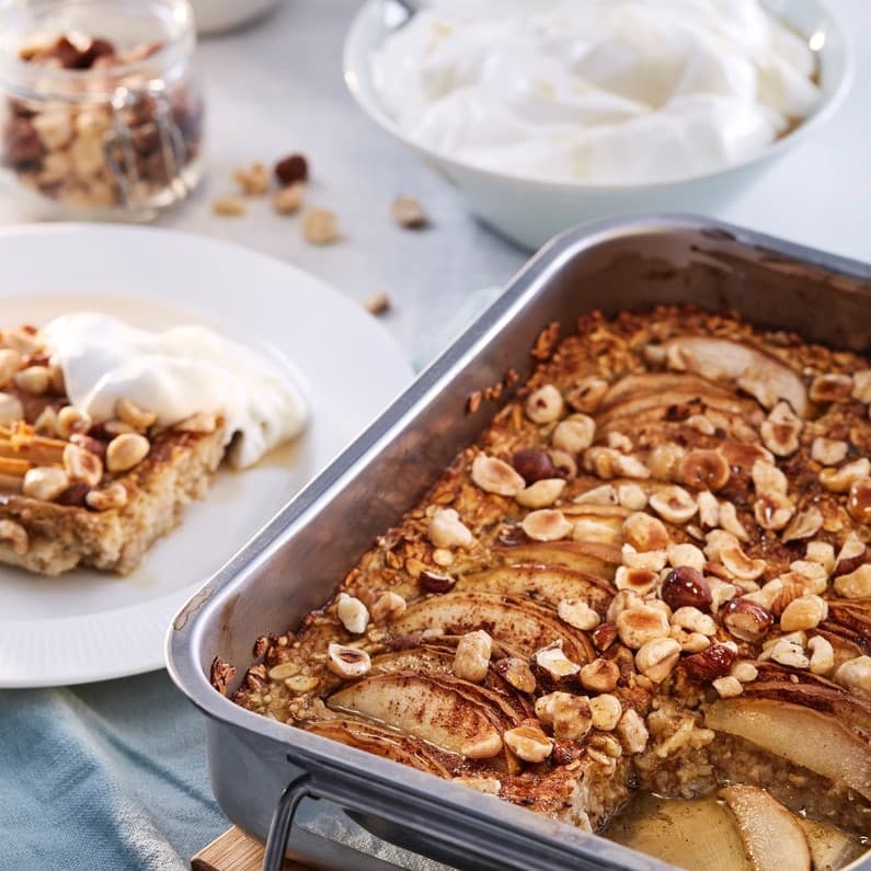 Ideas for oven-baked porridge with hazelnuts, apple, cardamom and cinnamon.