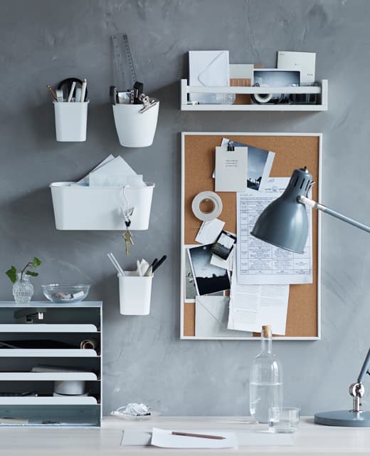 Idée d’organisation: bureau avec rangements muraux et tableau d’affichage en liège.