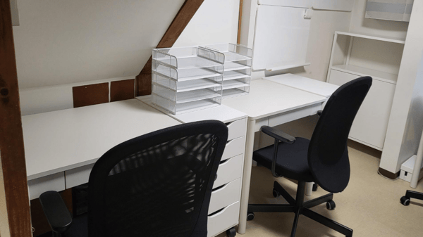 白いデスクと黒いオフィスチェアが2組並んでいる。