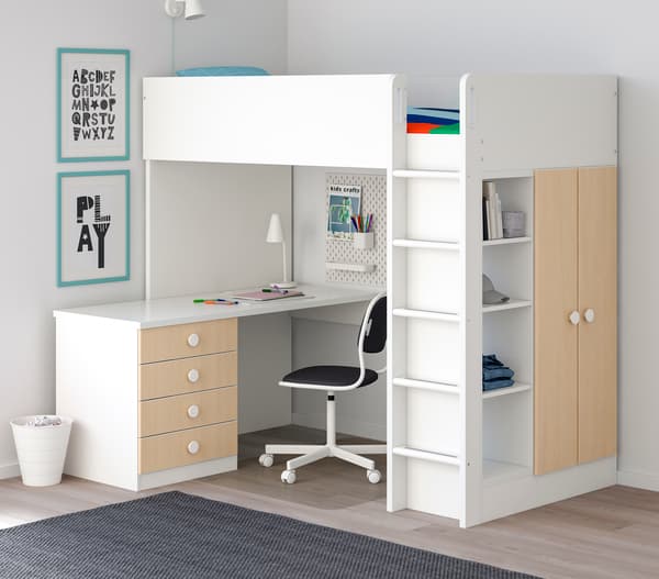 白いデスクと収納棚を備えた学習スペース。ナチュラルな木目と白で明るい雰囲気。