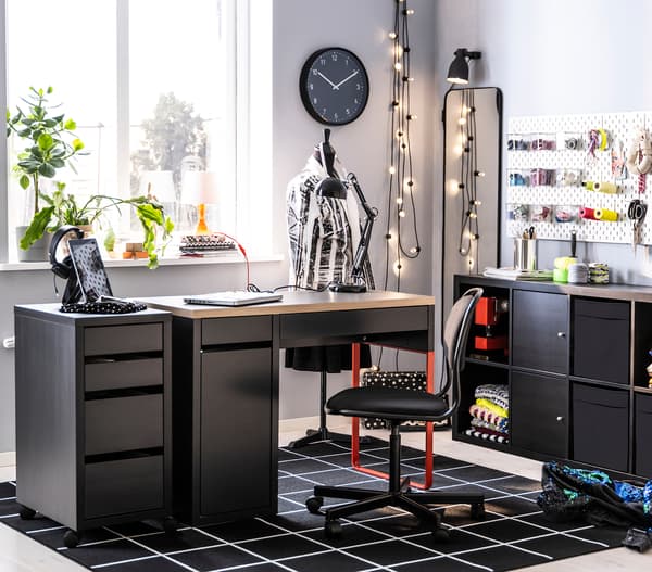 黒いデスクと収納を組み合わせた学習スペース。チェアと棚で整理しやすいモダンなデザイン。