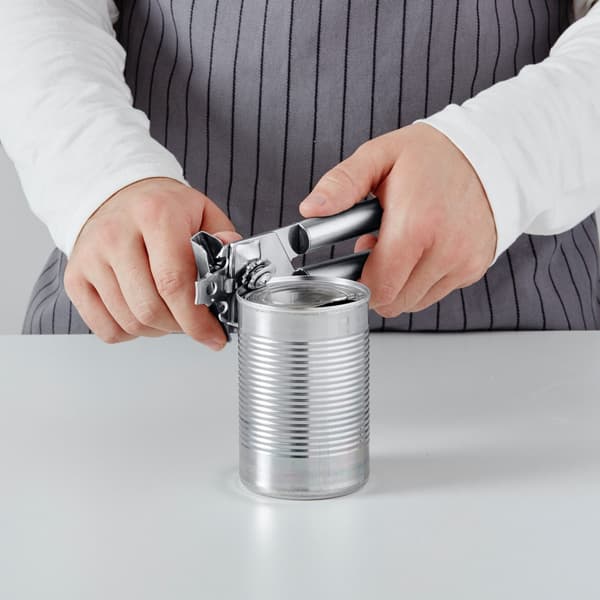 Iemand opent een blikje met een KONCIS blikopener