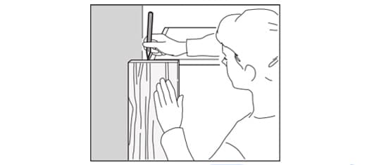 Iemand tekent een horizontale lijn af op het opvulstuk.