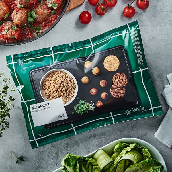 Iepakots pārtikas produkts ar gaļas kotletēm, graudaugiem un svaigiem dārzeņiem uz galda, gatavs veselīgai maltītei.