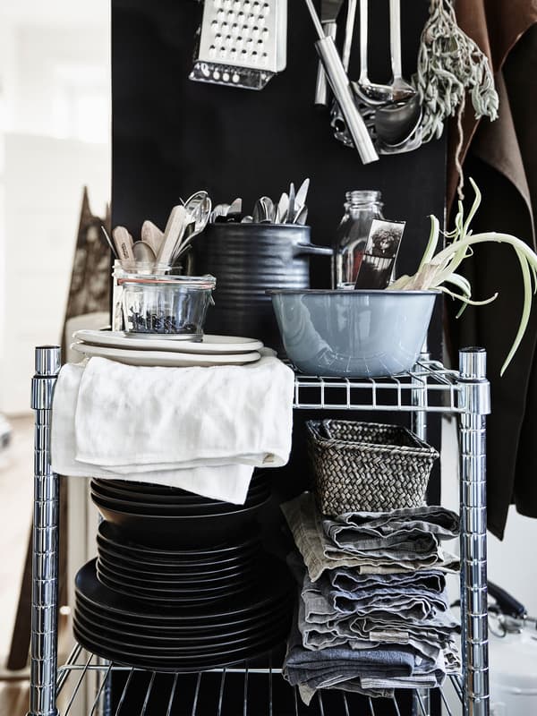 If you want to speed up the daily task of laying the table, apply a solution that allows you to store everything you need every day (dinnerware, cutlery and napkins).
