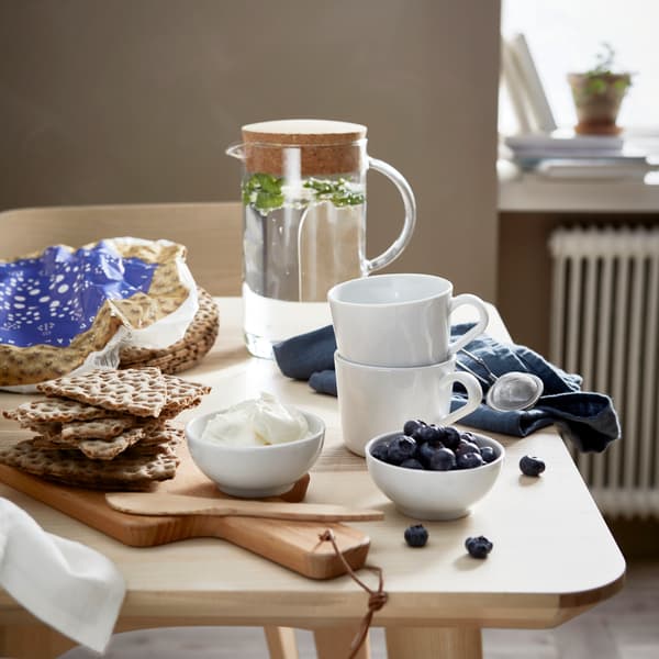 IKEA 365+の食器がテーブルの上にある様子