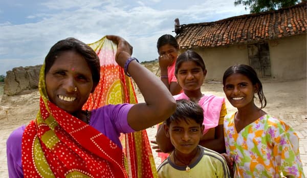 미소 짓는 여성들과 소년 - 평등, 다양성, 인권 존중을 촉진하기 위해 노력하고 있는 IKEA.