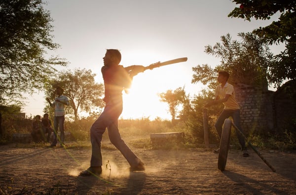 야구 경기를 하는 두 명의 청년, 팀워크 익히기는 IKEA '즐거운 놀이터, 우리집' 캠페인의 주제 중 하나입니다.