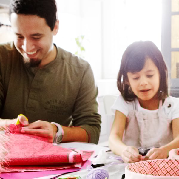 IKEA '즐거운 놀이터, 우리집' 캠페인의 주제 중 하나인 만들기를 하며 함께 놀고 있는 부모와 자녀