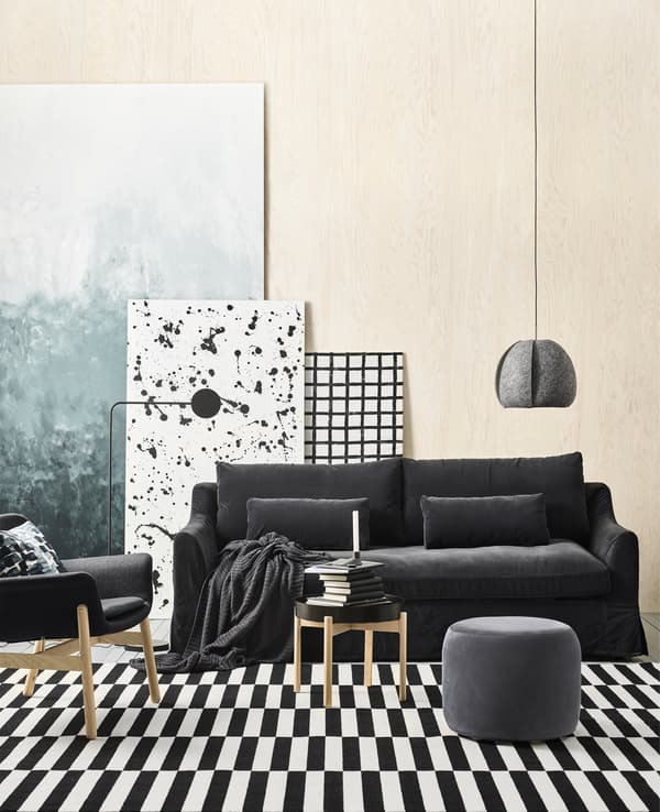 IKEA a ce qu’il faut pour meubler un séjour en noir et blanc, comme un grand tapis à rayures noires et blanches et le canapé FÄRLÖV gris foncé. Le canapé est revêtu de velours, a des accoudoirs arrondis et offre un excellent confort grâce à ses ressorts ensachés.