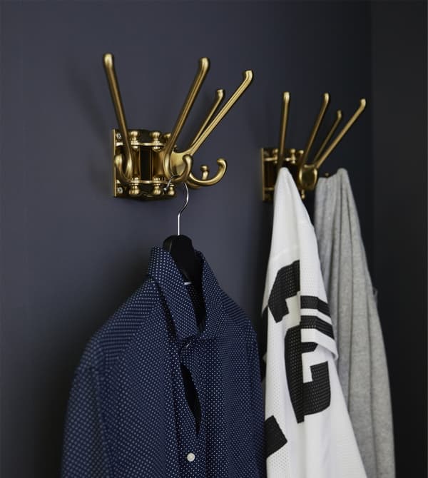 IKEA a de nombreuses idées de rangement comme celle d’utiliser le crochet pivotant 4 bras KÄMPIG pour aérer les tenues de sport ou les vêtements déjà portés mais pas sales. Avec leur look traditionnel et leur couleur laiton, ils vont avec tous les styles vestimentaires.