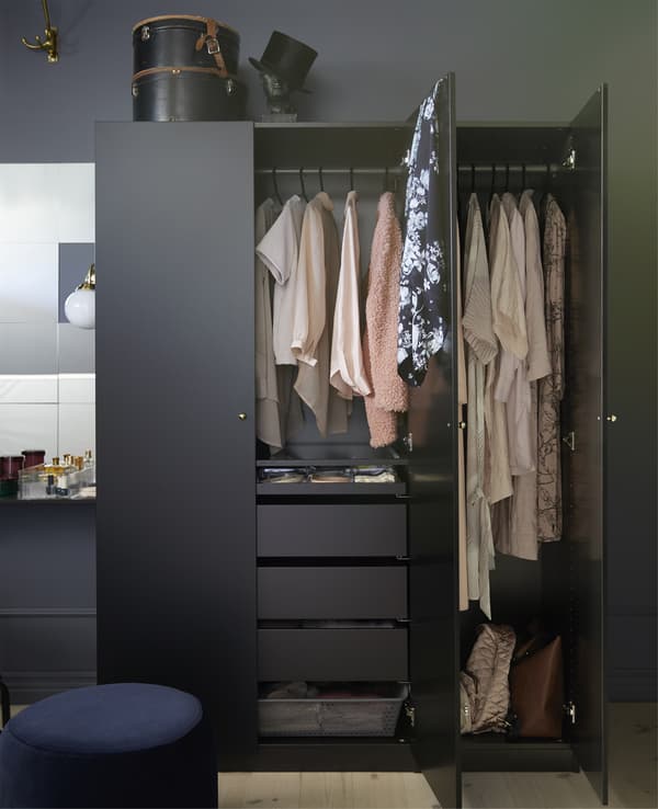 IKEA a de nombreuses penderies comme cette PAX avec structure brun-noir, portes à charnières TANEM noires et tiroirs intérieurs brun-noir. L'armoire peut être agencée en fonction de vos besoins, avec des rangements à compartiments, des corbeilles et des accessoires.
