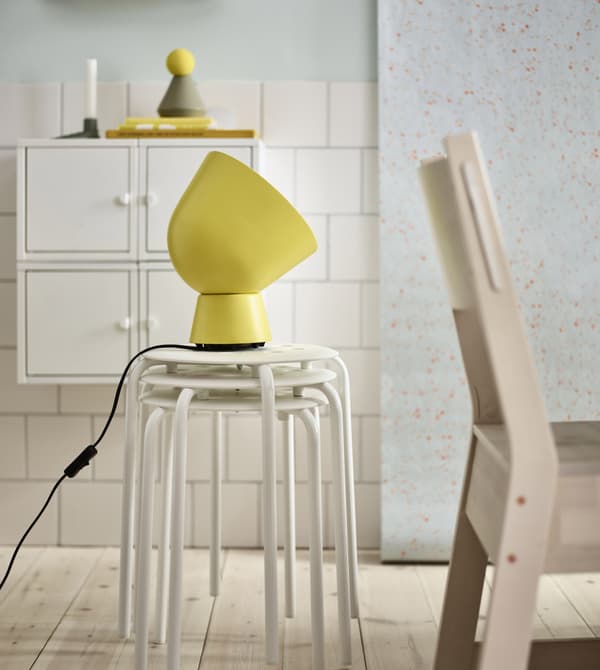 IKEA a des tas de meubles de salle à manger modernes comme MARIUS, en plastique et acier thermolaqué blanc. Empilable et léger, il possède une assise ronde et des pieds fins et résistants.