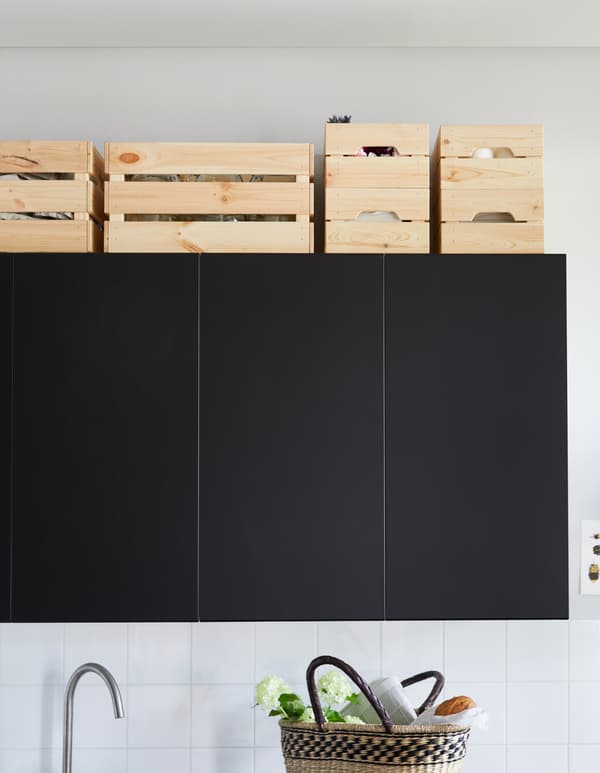 IKEA a des tas de solutions de rangement pour le dessus des armoires de cuisine, comme les boîtes KNAGGLIG en pin massif. Elles sont spacieuses, empilables et on peut les peindre, les teinter ou les huiler, en fonction du style de sa cuisine.