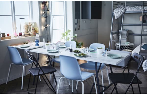 IKEA a du mobilier pour les petits espaces, comme le plan de travail EKBACKEN avec motif marbre blanc. Quand vous n’avez personne, c’est une œuvre d’art. Quand vous avez du monde, c’est un plateau de table à poser sur des tréteaux. Ajoutez des chaises pliantes et profitez d’un bon moment en agréable compagnie! 