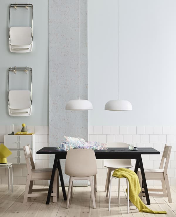 IKEA a toute une série d’accessoires décoratifs de style scandinave. Même un simple papier d’emballage cadeau bleu pâle à pois orange comme ÖVERFLÖD peut faire de l’effet. Déroulez-le au mur et boostez instantanément votre déco.