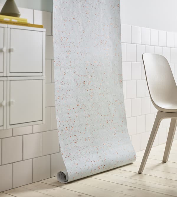 IKEA a toute une série d’accessoires décoratifs de style scandinave. Même un simple papier d’emballage cadeau bleu pâle à pois orange comme ÖVERFLÖD peut faire de l’effet. Déroulez-le au mur et boostez instantanément votre déco.