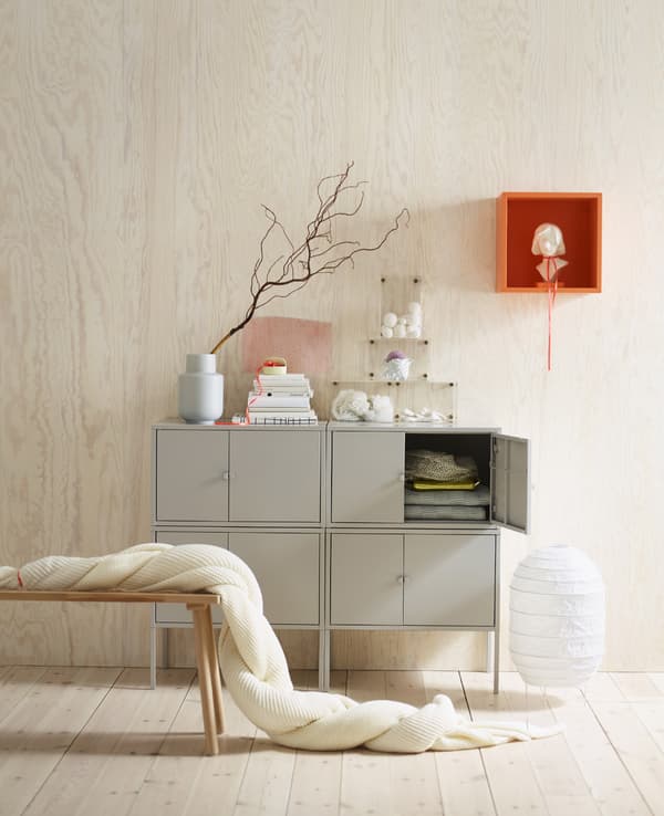 IKEA a toute une série d’armoires grises, comme LIXHULT en acier thermolaqué gris. Dotée de deux portes, elle peut être empilée et utilisée avec ou sans pieds. Put your favourite things on top to make a stylish focal point.