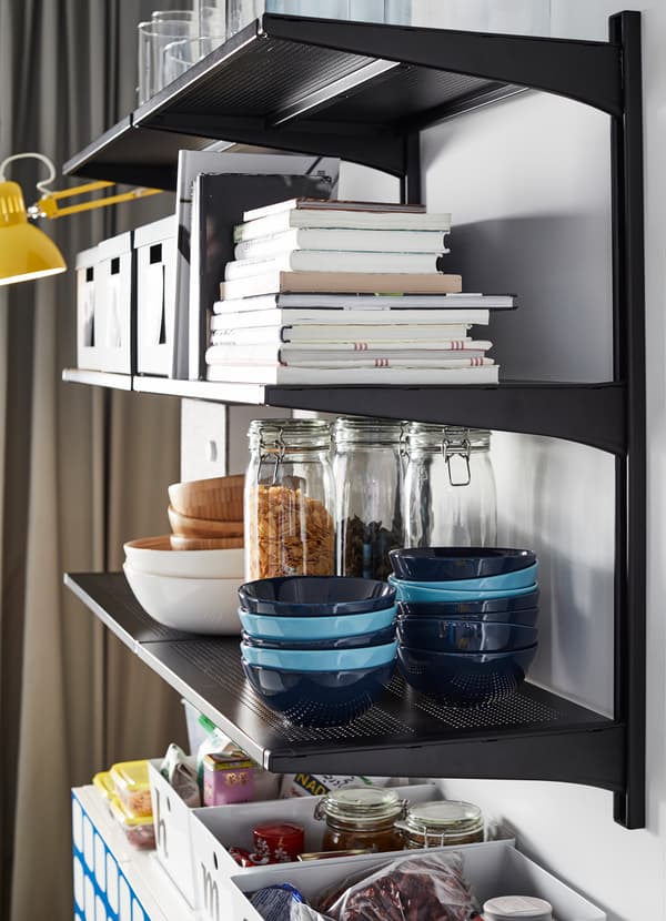 IKEA ALGOT 알고트 블랙 선반유닛을 여러 개 설치하면 접시, 상자 등의 물건을 수납하는 팬트리나 긴 수납시스템을 만들 수 있어요. 다이닝룸을 비롯한 집 안 곳곳에 활용해 보세요.