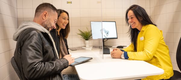 IKEA alkalmazott, aki tervezési megbeszélésre megy az ügyfelekkel.