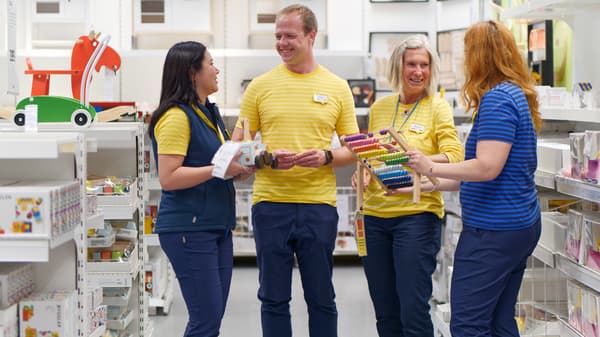 IKEA alkalmazottak által.