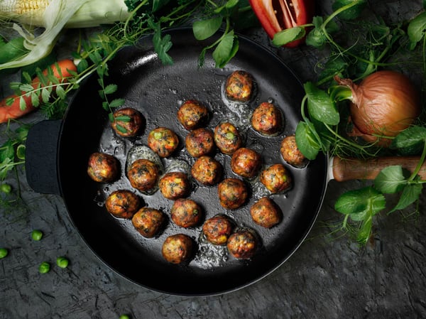 IKEA ALLEMANSRÄTTEN boulettes végétariennes – riches en nutriments, fibres et protéines. Elles ne contiennent aucun ingrédient d’origine animale et leur empreinte carbone est 30 fois moindre que celle des boulettes de viande.