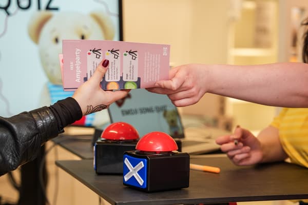 IKEA Ampelparty Flyer wird ausgehändigt