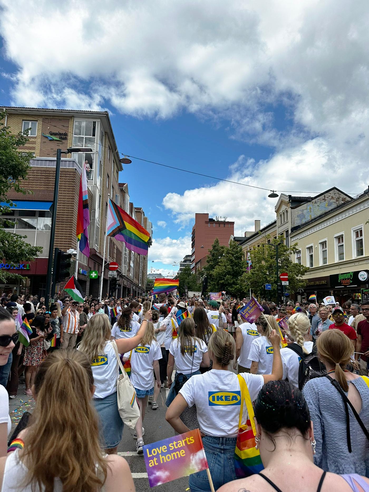 IKEA ansatte på PRIDE paraden.