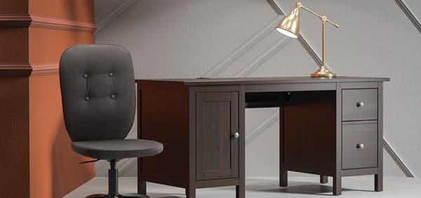 IKEA Arbeitszimmer HEMNES Arbeitsplatzserie neben einer orangenen Wand