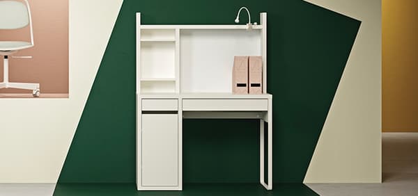 IKEA Arbeitszimmer MICKE vor einem dunkelgrünen Hintergrund