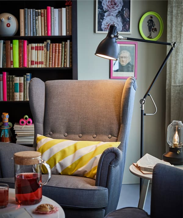 IKEA ARÖD Stand-/Leseleuchte in Anthrazit ist eine perfekte Leseleuchte mit dimmbarem Leuchtmittel. Dadurch eignet sie sich auch wunderbar als Stimmungsbeleuchtung.