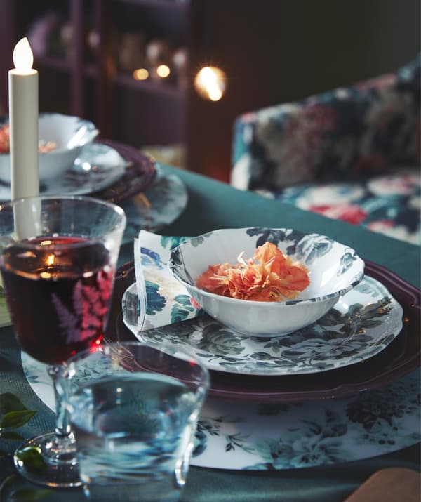 IKEA ARV/아르브 접시처럼 시선을 끄는 식기세트를 사용하면 매일의 식사가 더욱 특별해집니다.